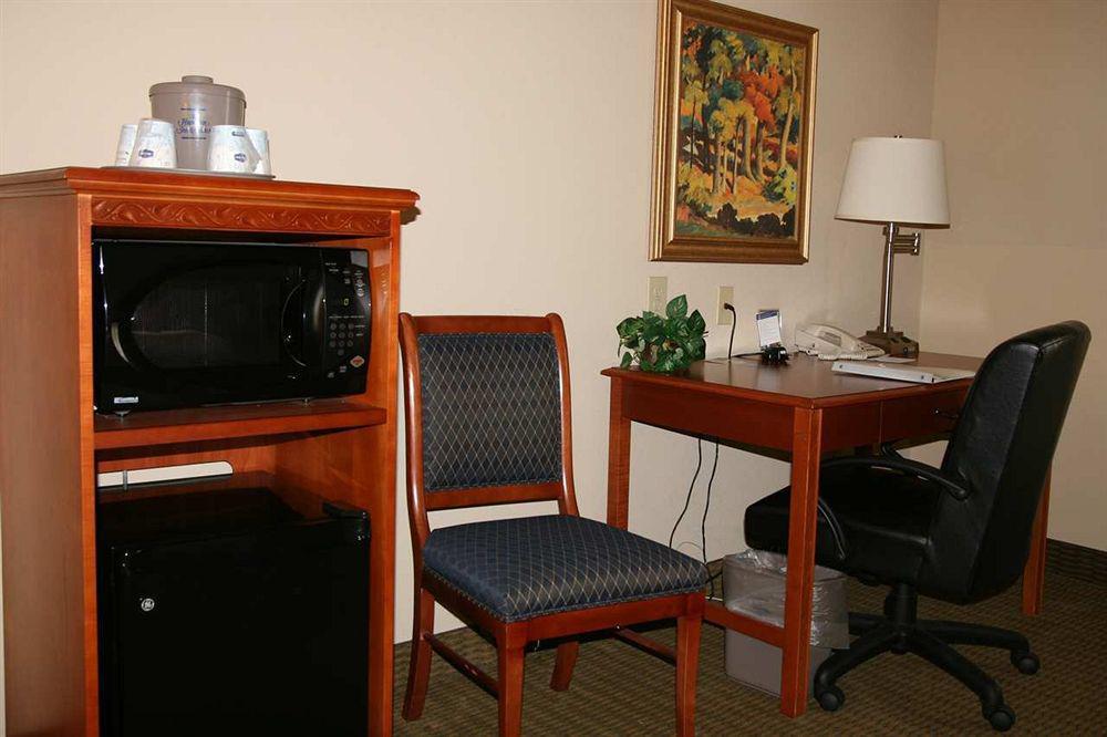 Hampton Inn & Suites Клинтън Екстериор снимка